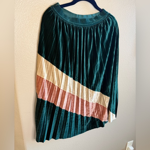 Meisie Pleated Velvet green multi-colored skirt Size Medium - Picture 2 of 7